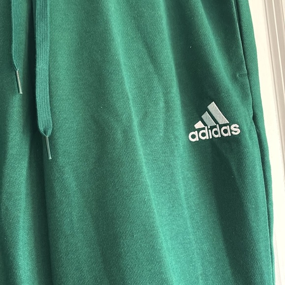 NWT adidas Men's Essentials Fleece Regular Tapered Pants, collegiate green - Picture 6 of 9